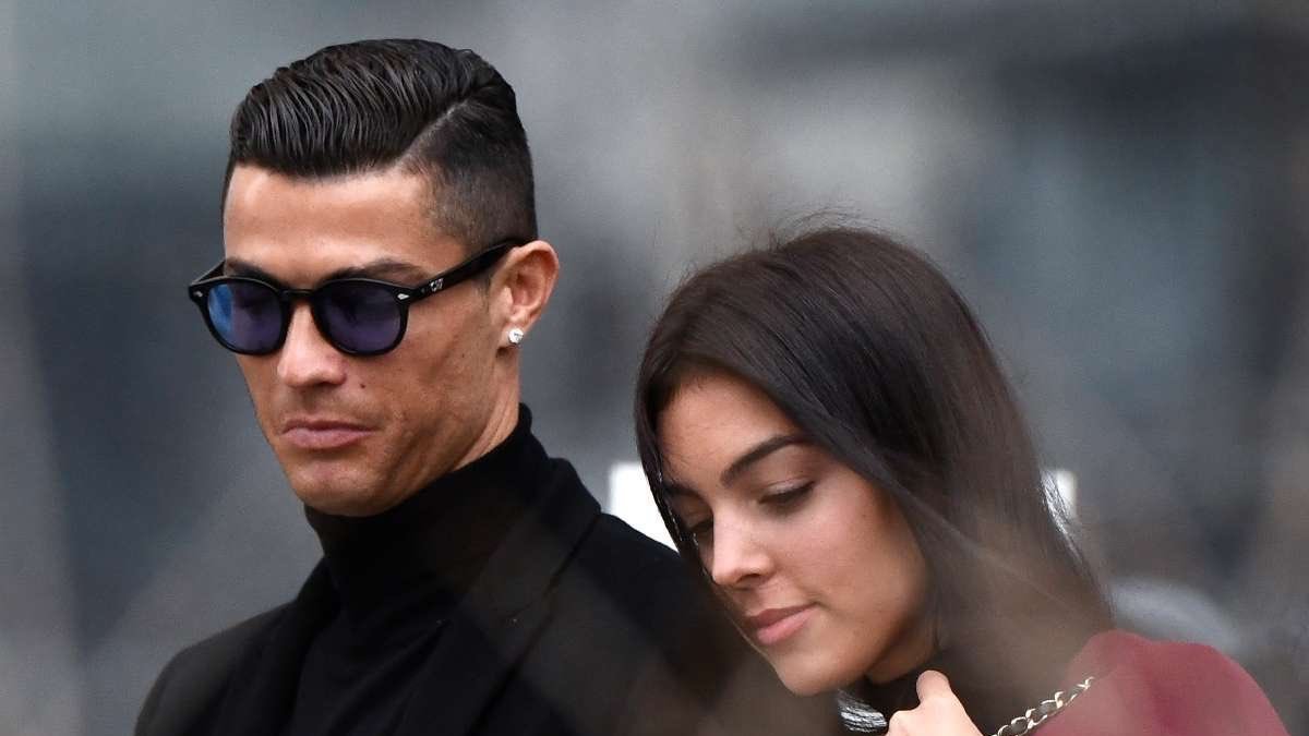 Cristiano Ronaldo (i) hizo el anuncio a través de redes sociales junto a su pareja, Georgina Rodríguez.