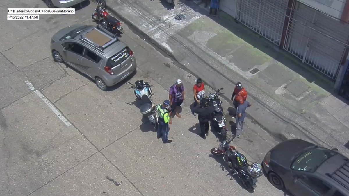 Hecho. El sistema Ojos de Águila capta un accidente de tránsito en las calles Federico Godín y Carlos Guevara Moreno.