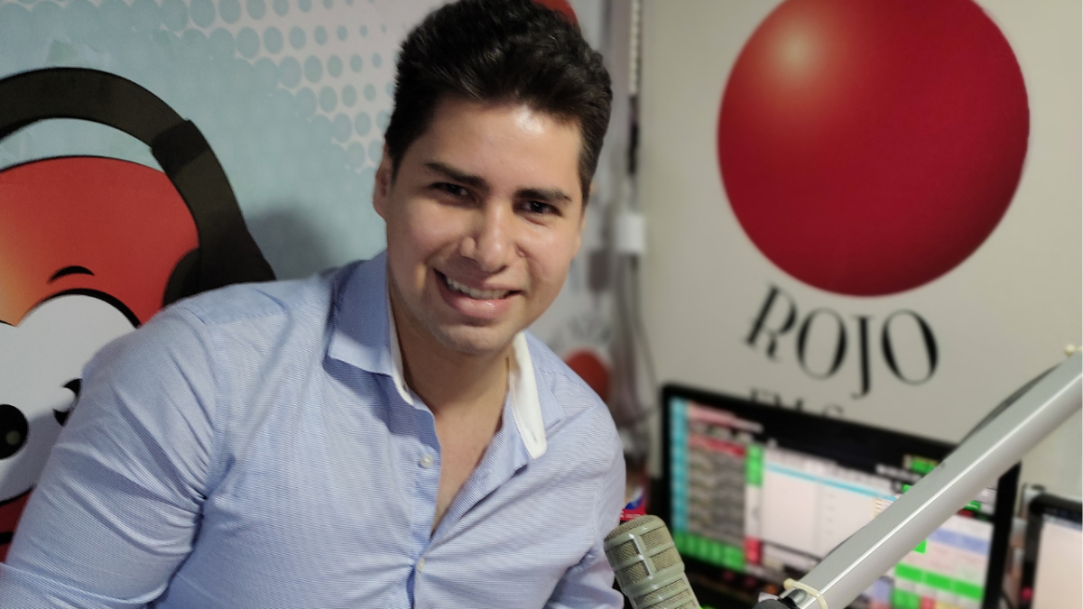 Aldo Rivera en la conducción del espacio con segmentos y entrevistas