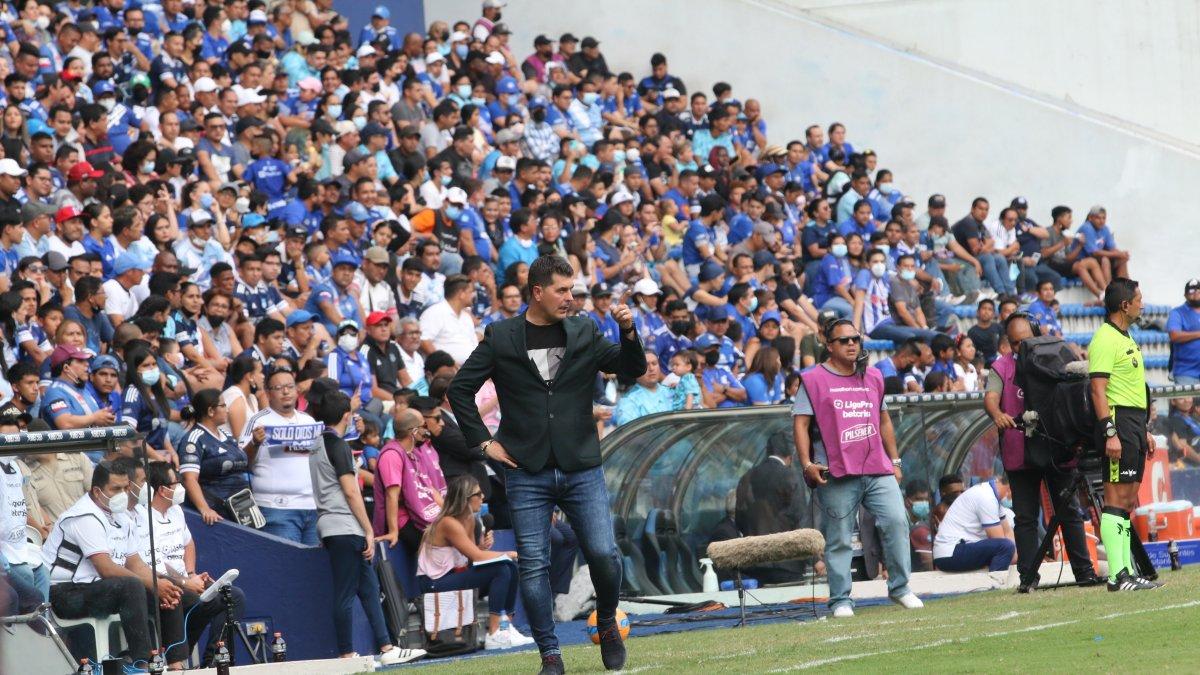 Ismael Rescalvo, entrenador de Emelec, confía en que todavía su equipo puede pelear por la etapa.