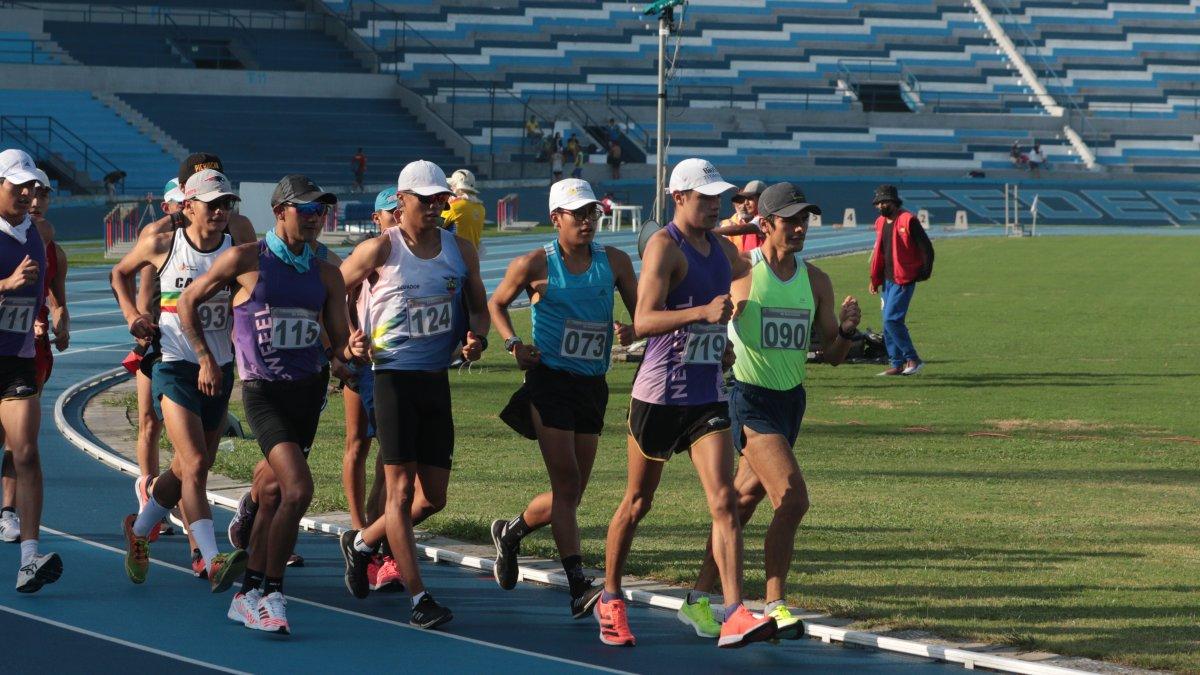David Hurtado (119) comandando la prueba de los 10.000 metros marcha en la que ganó la medalla de oro.