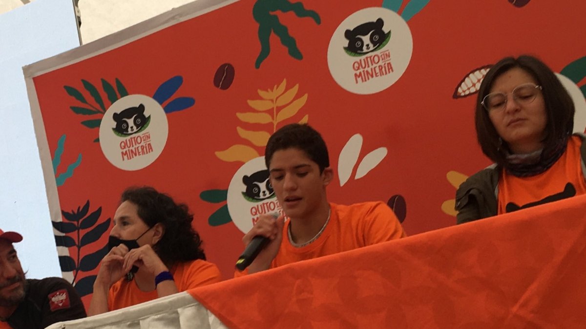 Firmas. El colectivo Quito Sin Minería señala tener 35 puntos en la cuidad para la recolección.