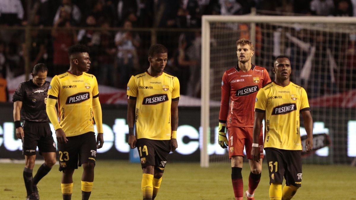 Los jugadores de Barcelona, impotentes tras la caída frente a Liga de Quito en el Rodrigo Paz.