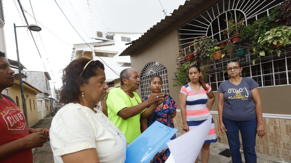 Los moradores muestran los oficios enviados al Municipio