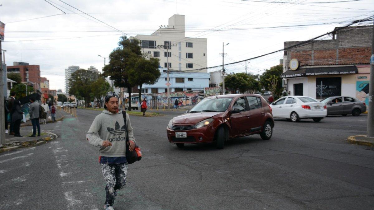 Realidad. Las personas deben arriesgarse a cruzar la calle sin ningún tipo de señalización que garantice su paso.