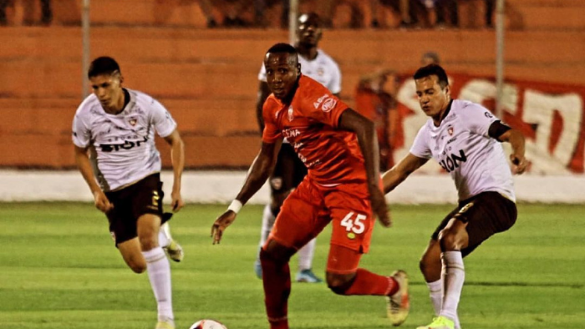 Kevin Mina juega de delantero y su actual equipo es Guabirá de la Primera División de Bolivia