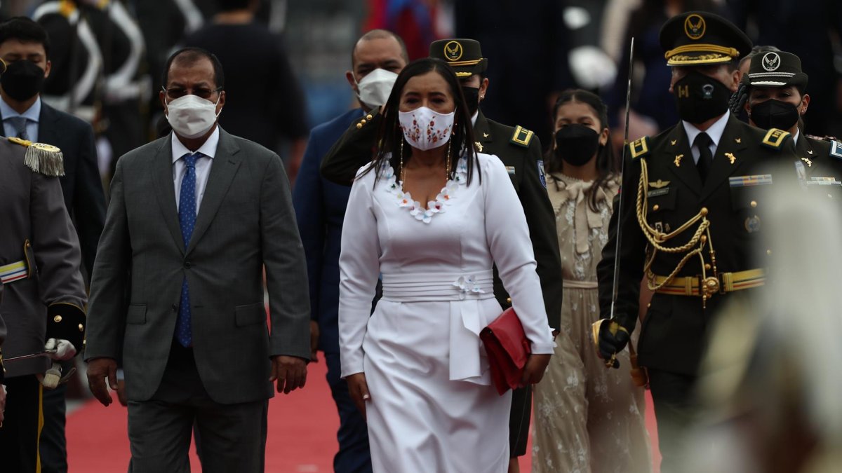Fotografía de archivo en la que se registró a la presidenta de la Asamblea Nacional de Ecuador, Guadalupe Llori (c), en Quito (Ecuador).