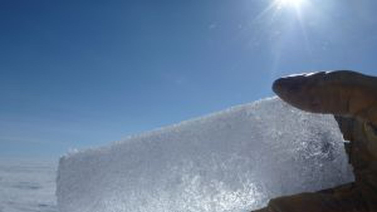 Las bolsas de agua bajo las gruesas capas de hielo