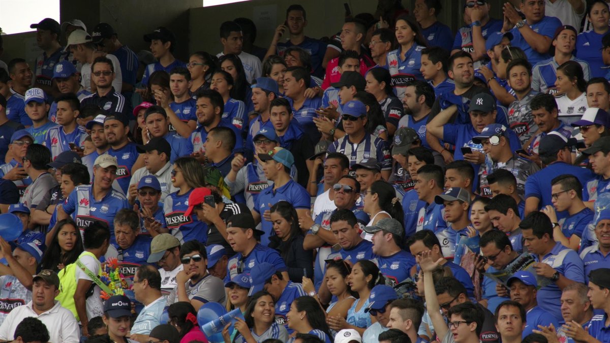 Fanáticos del Emelec alientan a su equipo, en una fotografía de archivo.