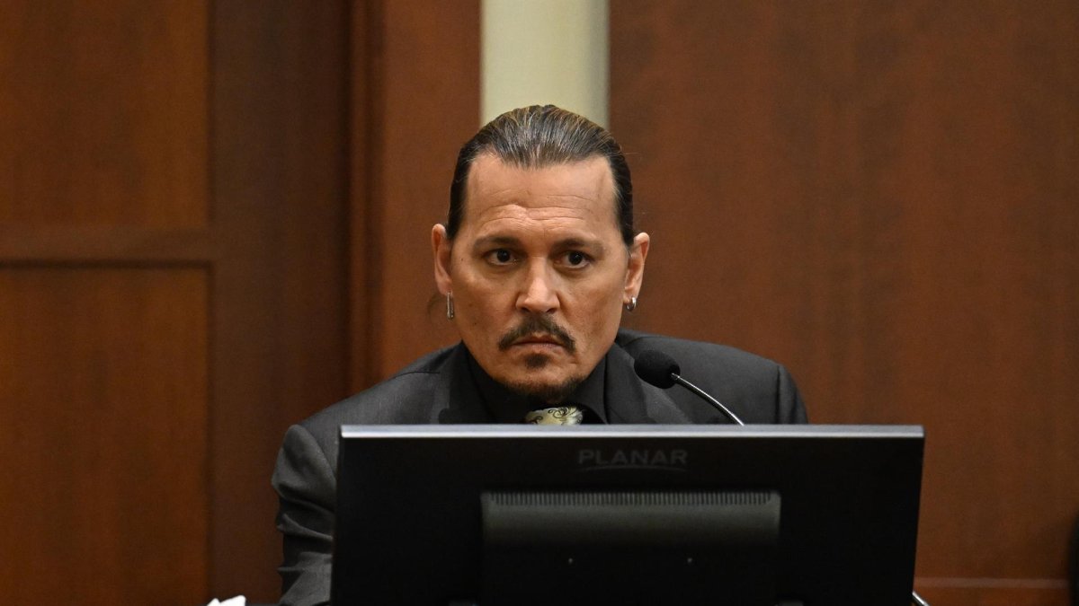 El actor estadounidense Johnny Depp testifica durante su juicio por difamación en el Tribunal de Circuito del Condado de Fairfax, Virginia, este 19 de abril de 2022.