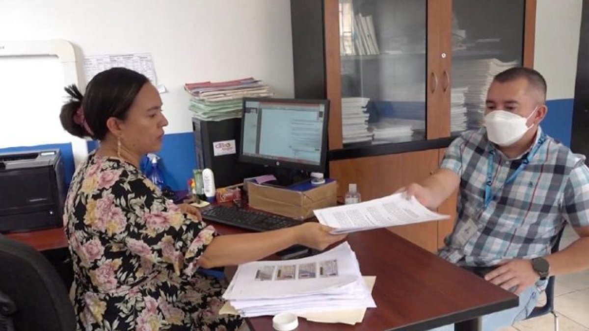 El subsecretario de Provisión de Salud, Andrés Corral, presentó las denuncias en la Fiscalía de Galápagos.