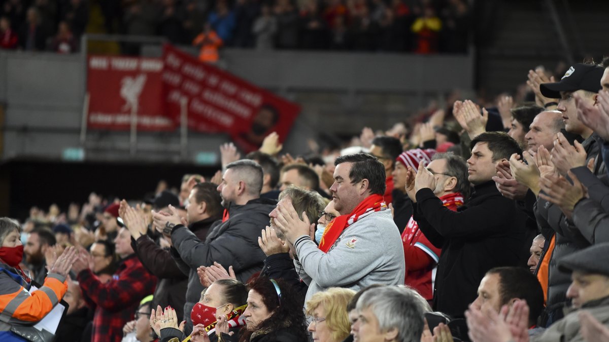 La afición se levantó de sus asientos y comenzó a aplaudir a Cristiano