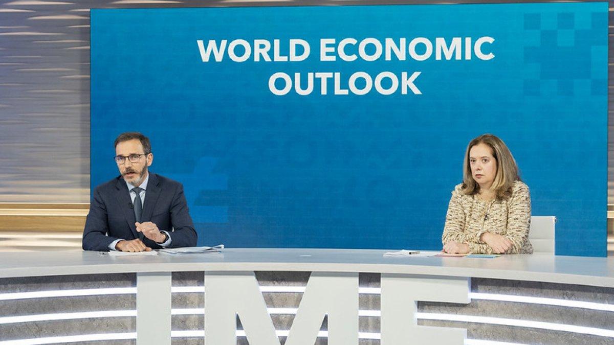 Pierre-Olivier Gourinchas, economista en Jefe del FMI y la jefa de división adjunta Petya Koeva Brooks.