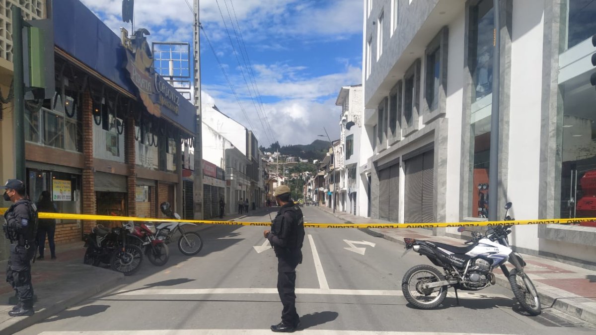 La Policía acudió al lugar y lo acordonó para evitar mayores riesgos. Aún no se confirma o descarta la existencia del artefacto explosivo.