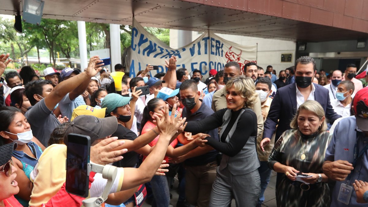 Aplausos. Antes y después de su intervención, Viteri saludó a los ciudadanos que con carteles la acompañaban.