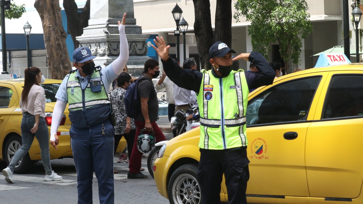 Formación. Los aspirantes a la ATD (d) recibieron la capacitación en las calles más congestionadas del centro de Guayaquil.