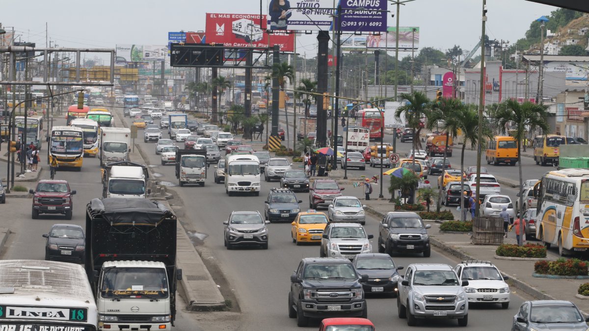 Una de las vías más caóticas que ven los duraneños es la Nicolás Lapentti, por la que suben y bajan del puente de la Unidad Nacional y soporta el tráfico vehicular de otros cantones y provincias.