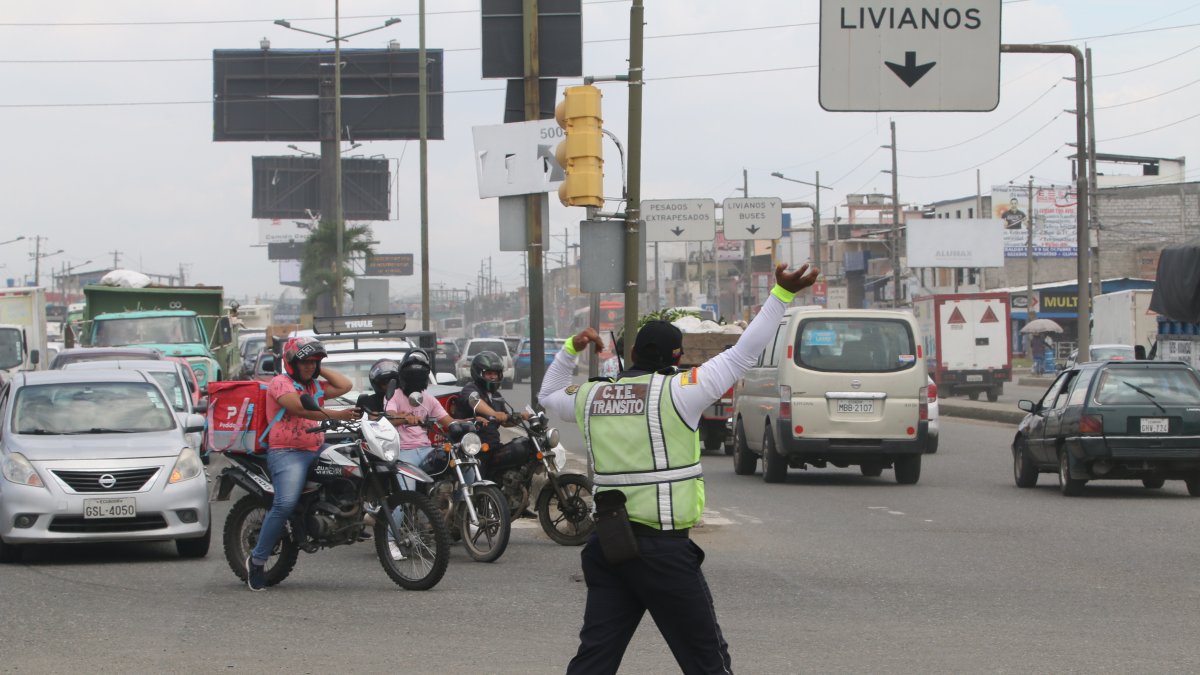Foto de archivo de un agente de la CTE dirigiendo el tránsito en la avenida Nicolás Lapentti, en Durán.