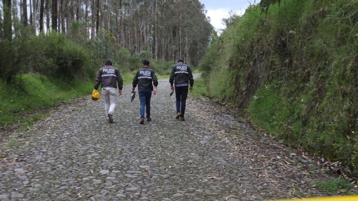 Pesquisas. Agentes recorrieron una vía de  tercer orden cerca del sitio en que apareción el cuerpo de Don Naza.