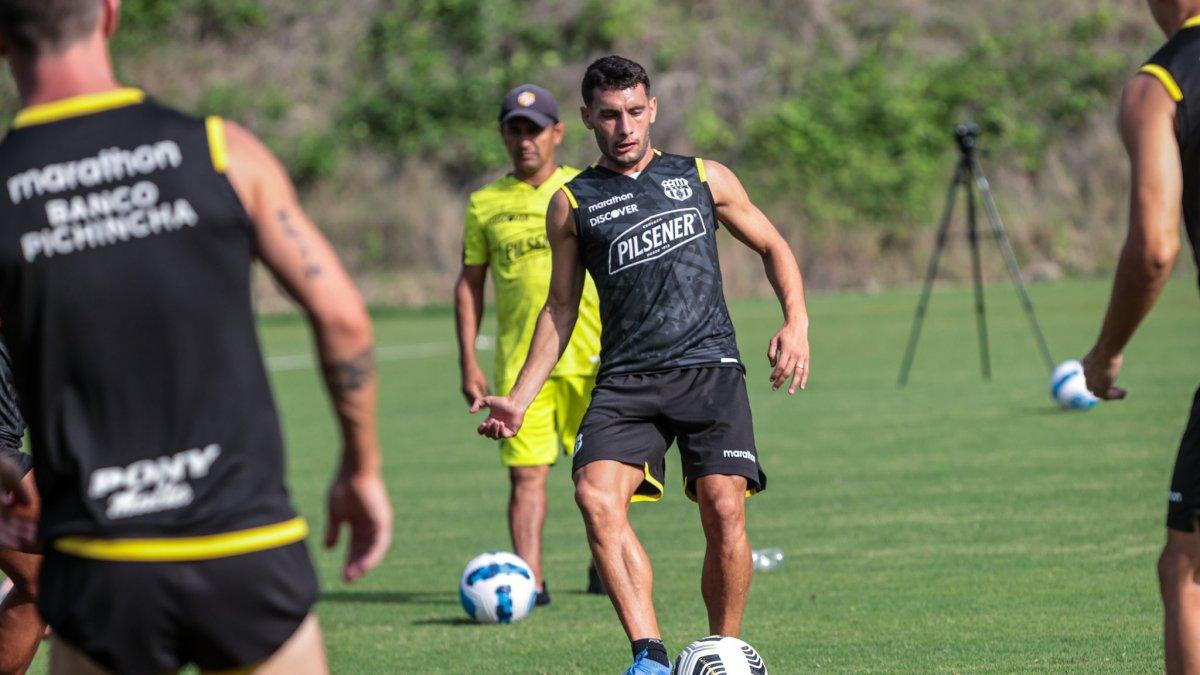 Emmanuel Martínez, volante de Barcelona, no juega hace un mes a causa de una lesión.