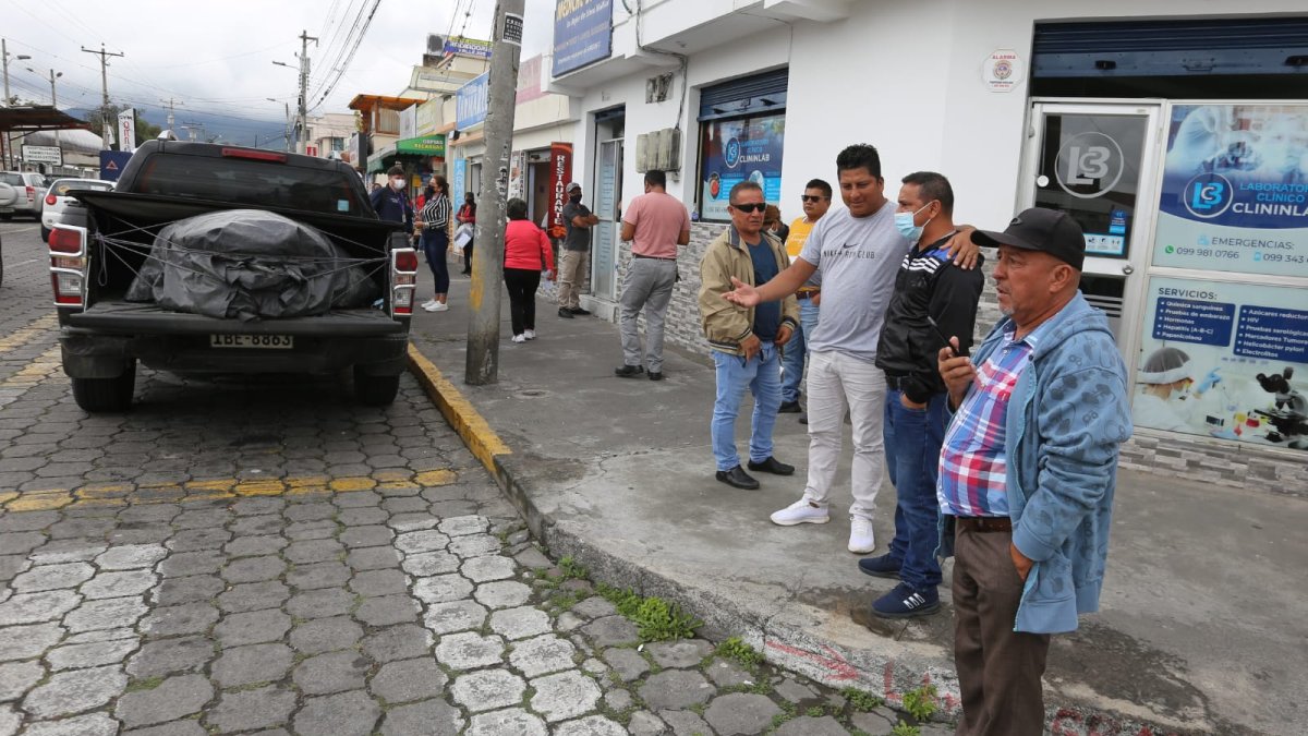 Los parientes de Toala llegaron con un ataúd en el que lo trasladarían hasta San Lorenzo, Esmeraldas.