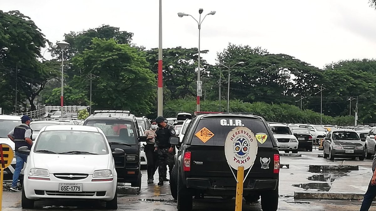 En el sitio se mantienen agentes policiales, quienes al momento realizan una revisión visual.