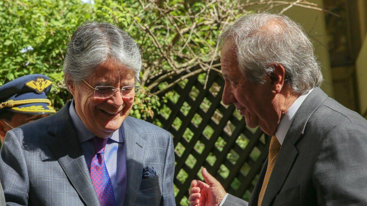 Guillermo Lasso (i), fue registrado este martes al conversar con el secretario general de la Asociación Latinoamericana de Integración (ALADI), Sergio Abreu, durante su visita a la sede de la organización, en Montevideo (Uruguay).