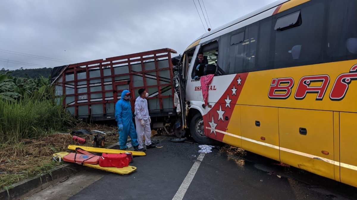Al amanecer se pudo observar cómo quedaron los automotores involucrados en el choque que dejó tres muertos.
