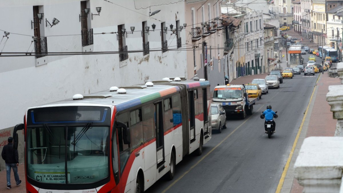 Centro. En el sector de La Recoleta, los autos particulares compatían la vía del Trole. Ya no se podrá.