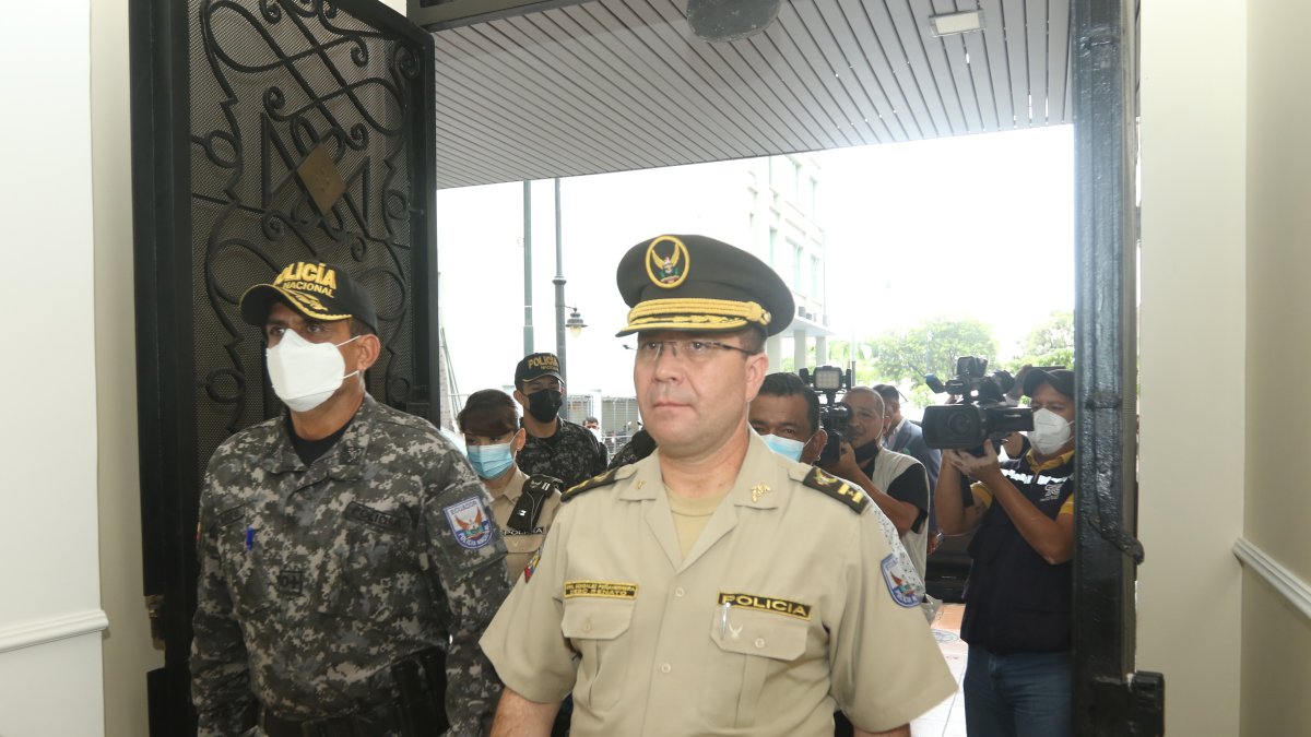Gestión. Renato González, director del Isspol, acudió a las oficinas del Decevale, ubicadas en el centro de Guayaquil. 