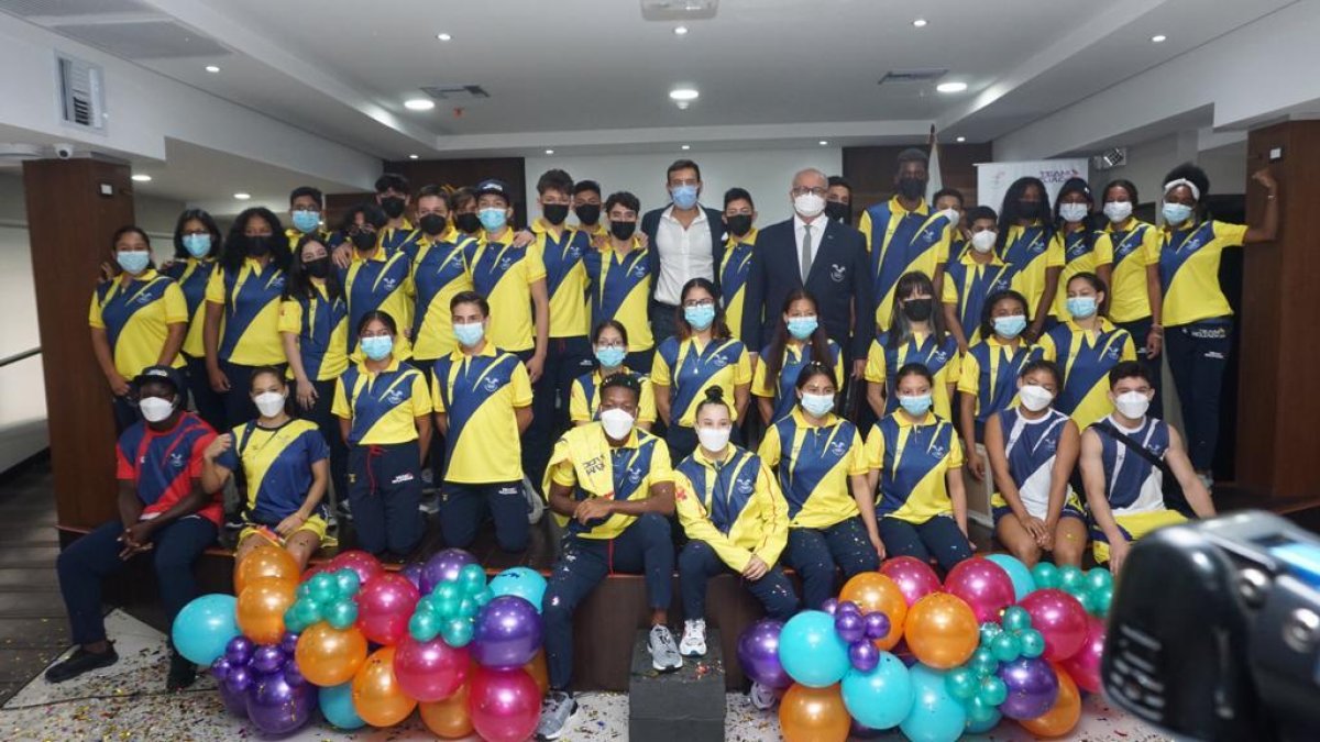 El ministro Palacios (c) acudió el martes a la despedida del Team Ecuador para los Juegos Suramericanos de la Juventud y desvirtuó el peligro de sanción.