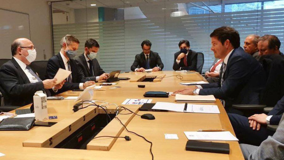 Reunión del 19 de abril con el FMI a la que acudió el ministro de Gobierno, Francisco Jiménez.