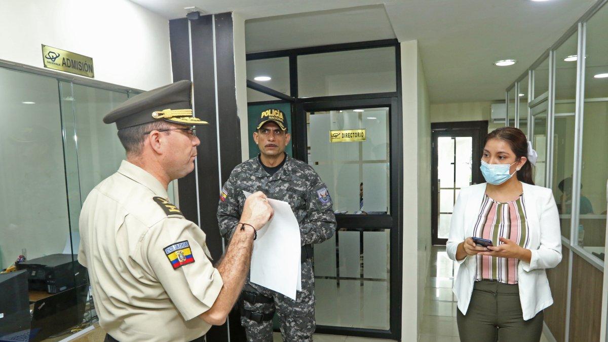 Gestión. Renato González, director del Isspol, acudió a las oficinas del Decevale, ubicadas en Guayaquil.