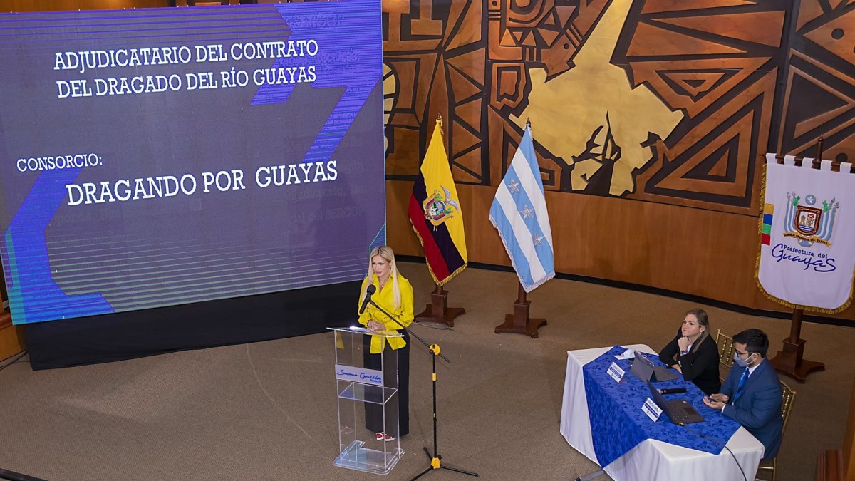 Acto. Susana Gonzáles, prefecta del Guayas, en la adjudicación del contrato  al consorcio Dragando por Guayas, el 24 de febrero de 2022.