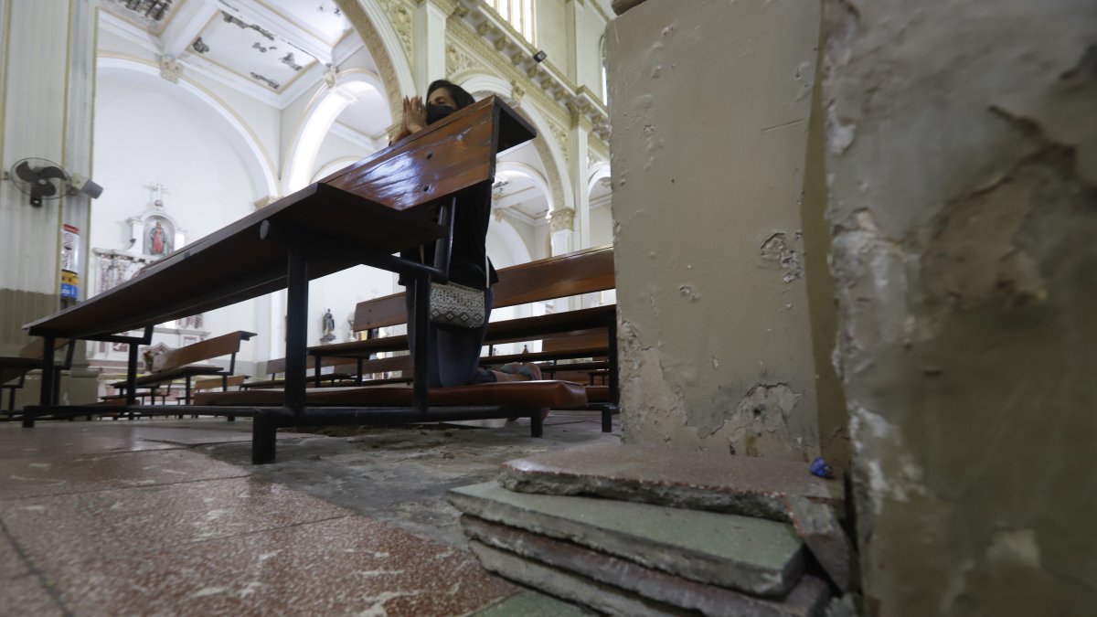 Daño. La humedad ha despegado ya varias baldosas y tiene afectados todos los pilares. Estos permanecen descascarados y con huecos grandes y pequeños.