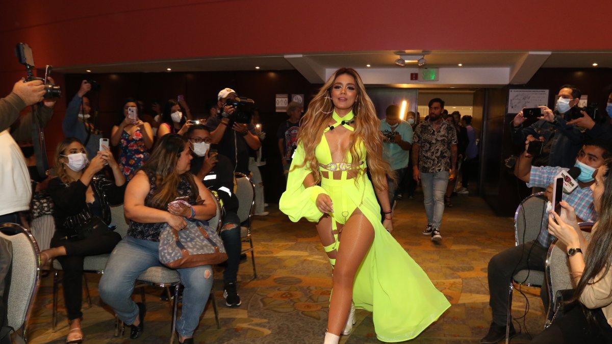 En un traje de ceñido al cuerpo verde fosforescente Andreína atendió a la prensa de Guayaquil