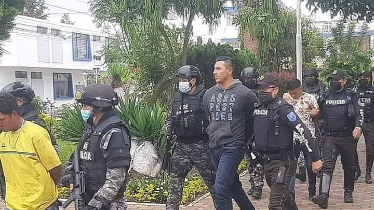 Los sospechosos puestos a órdenes de las autoridades y las evidencias entregadas al Centro de Acopio de la Policía.