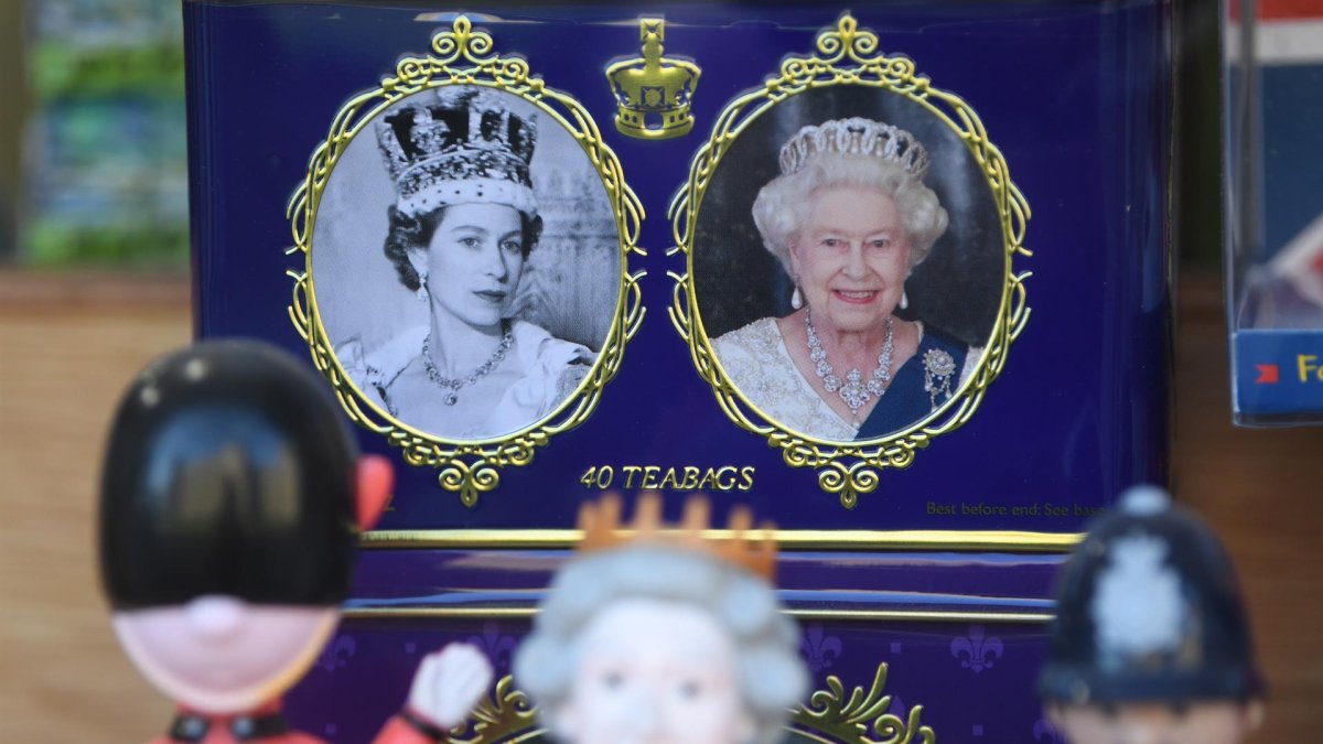 Sourvenir de la reina Isabel II en una tienda en Londres, en foto de archivo.