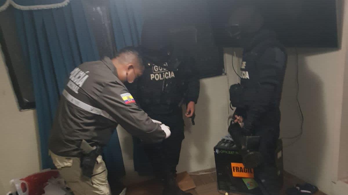 Diligencias. En media docena de allanamientos se incautaron documentos, dinero y otras evidencias.