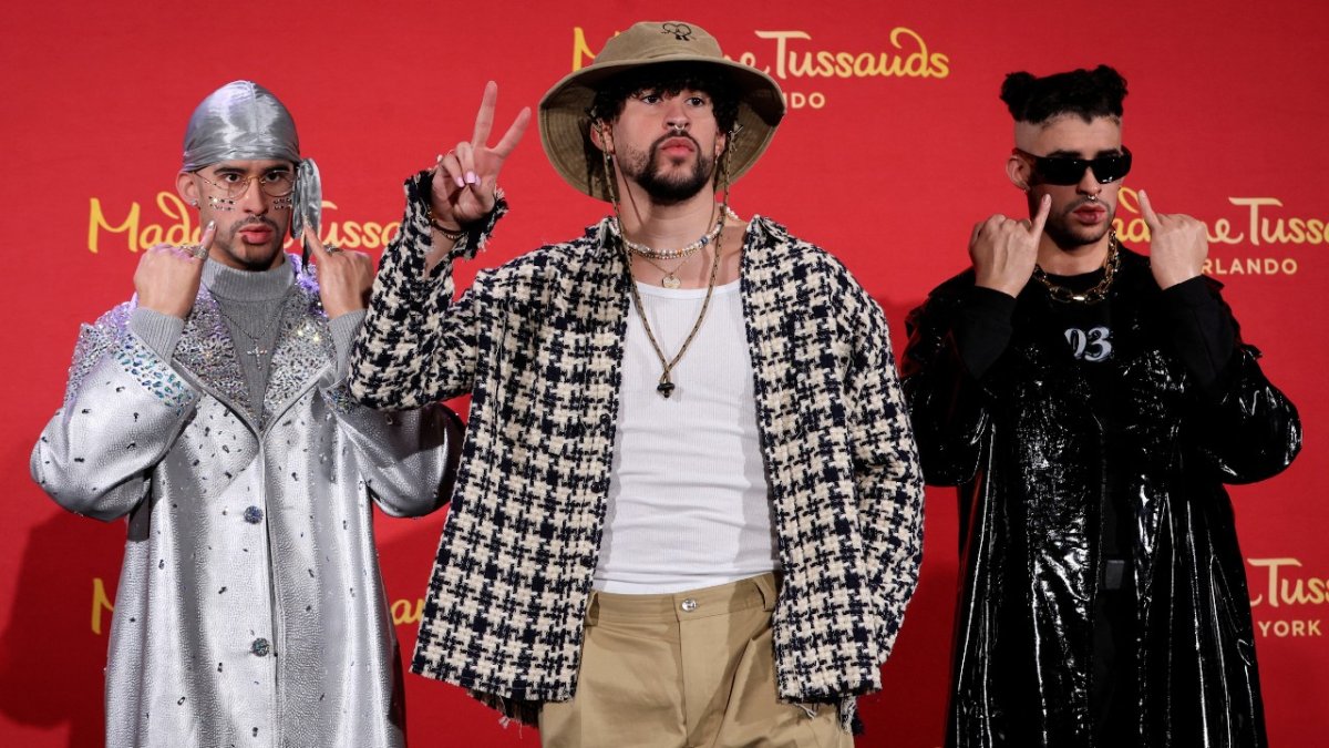 Bad Bunny junto a sus dos figuras.