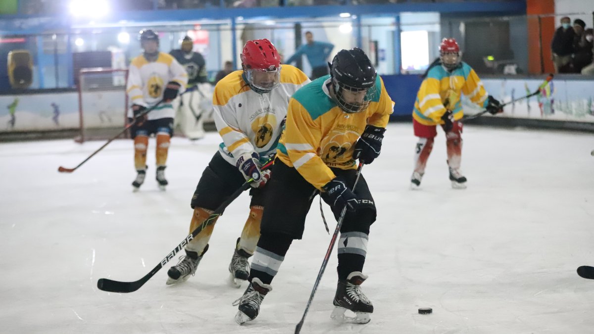 En el Quicentro Sur se juega el torneo amistoso internacional mixto.