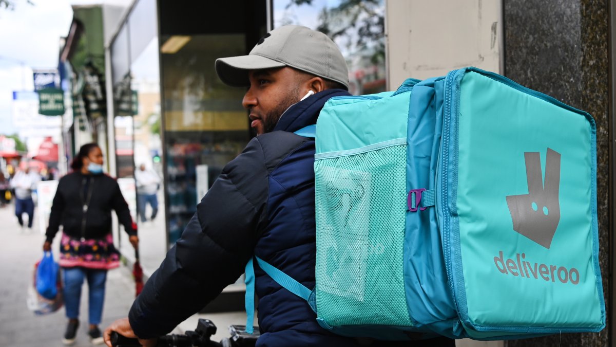 Un repartidor en una fotografía de archivo.