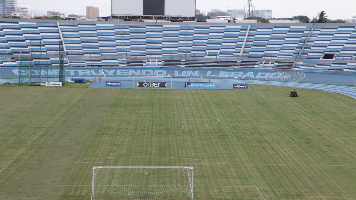 Así se presenta el actual estado de la cancha del Modelo, con grandes espacios de hierba reseca, aunque los trabajos en el campo se siguen efectuando.
