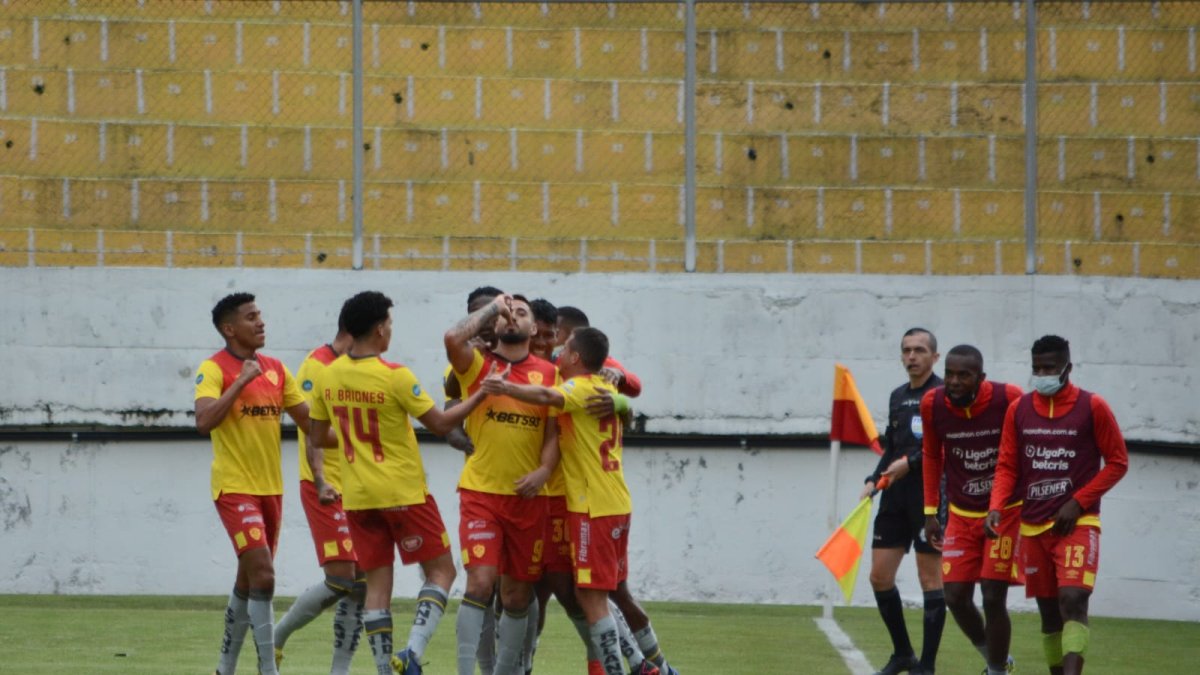 Los jugadores de Aucas festejan con Francisco Fydriszewski el primer gol anotado en el Gonzalo Pozo Ripalda.