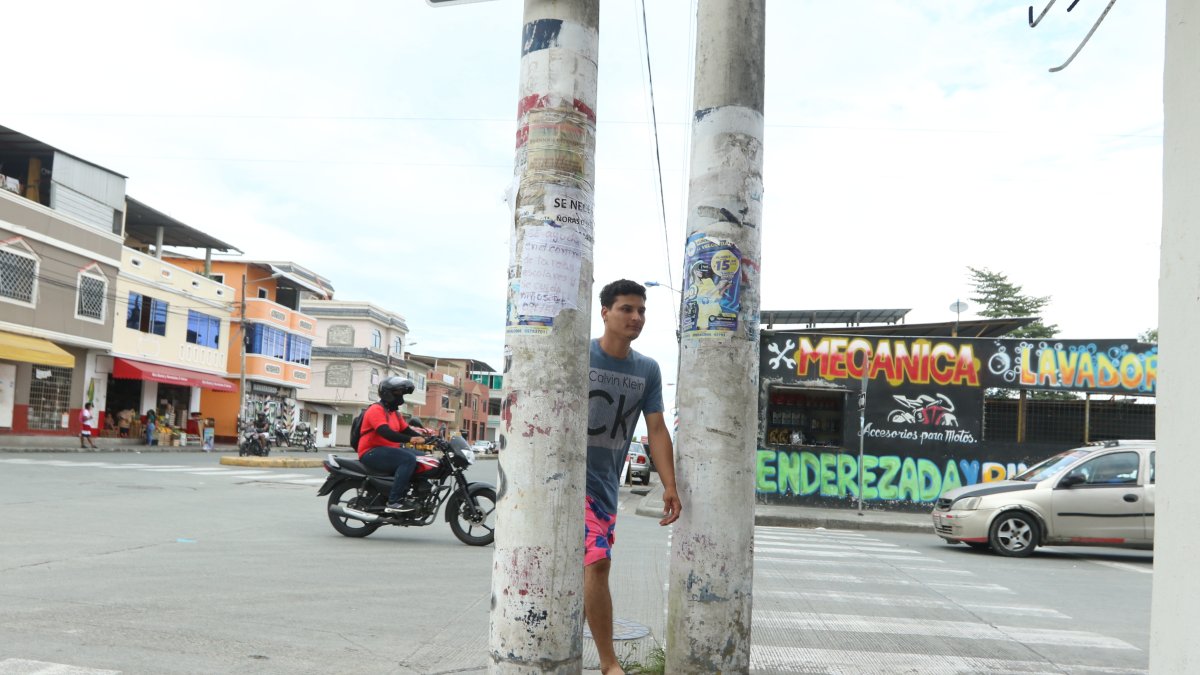 Las personas deben pasar entre los postes