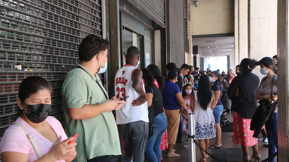 Por momentos se forman aglomeraciones en los exteriores de la oficina matriz del Registro Civil que está en el centro de Guayaquil.