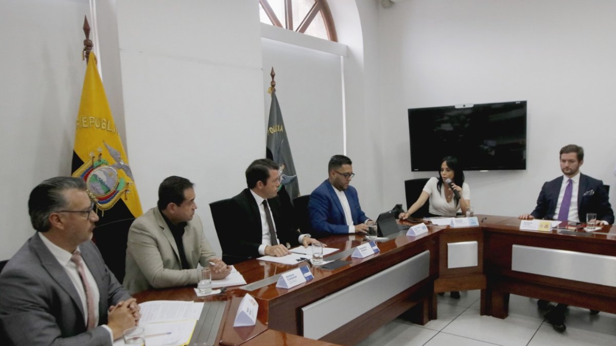 Francisco Jiménez, junto al viceministro Homero Castanier, que perdió protagonismo con Alexandra Vela, se reunió con los jefes de las bancadas.