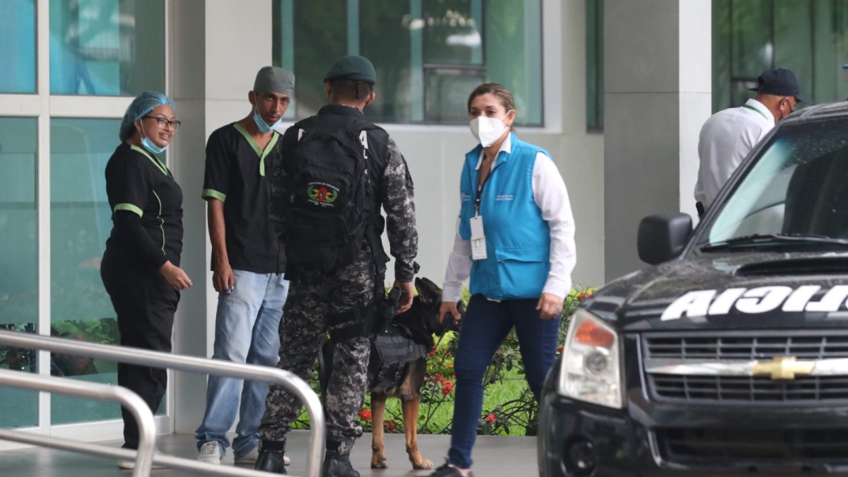 Unidades policiales llegaron al sitio para verificar la advertencia y comprobar su falsedad