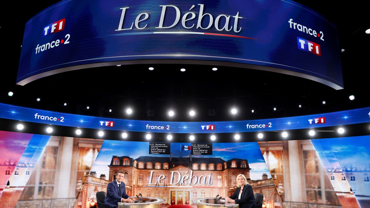 París. Emmanuel Macron y Marine Le Pen, en un momento del debate que la noche del miércoles sostuvieron de cara a las elecciones del domingo.