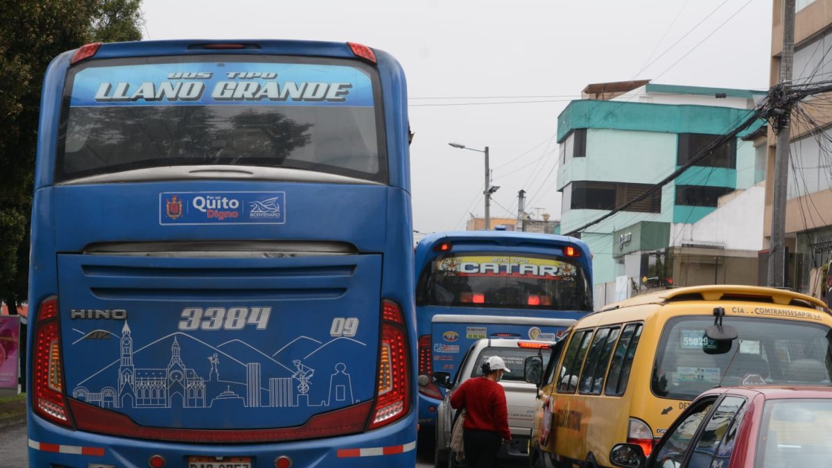 Infracción. Esta unidad rebasó por la izquierda, compitió con otra cooperativa y dejó a la pasajera lejos de la parada, en medio de los dos carriles.